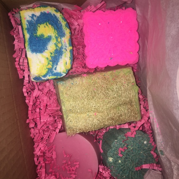 Bare Skin Box w/Loofah soap - Picture 2 of 7